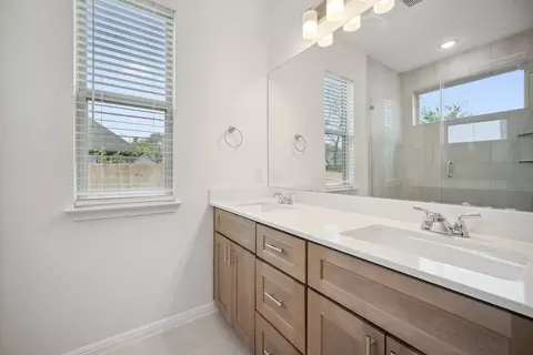 Bath - 6570 Marsh Ln, Buda, TX 78610 photo 1 of 3