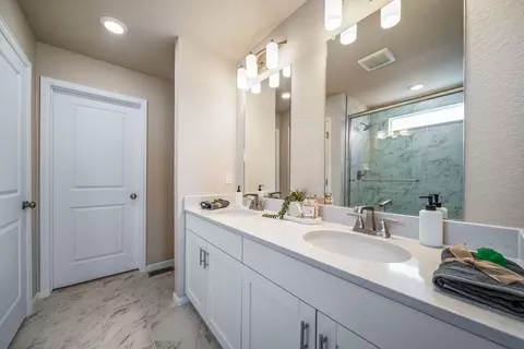 Bath - 21842 E 46th Pl, Aurora, CO 80019 photo 4 of 5