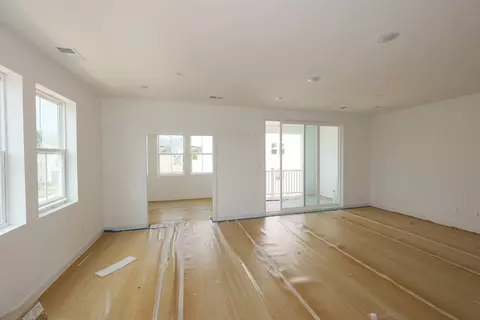 Living - 715 Iron Forge Rd UNIT B, Frederick, MD 21702 photo 2 of 3
