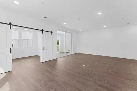 Living - 715 Iron Forge Rd UNIT B, Frederick, MD 21702 photo 2 of 3