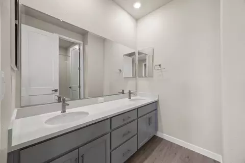 Bath - 1284 Winterhart St, Galt, CA 95632 photo 3 of 4