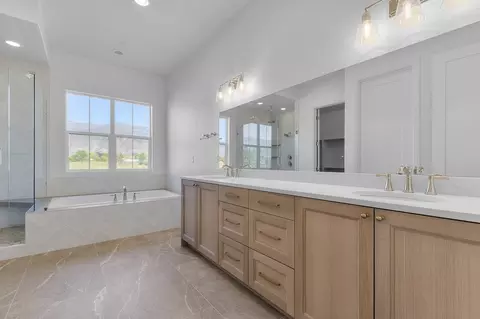 Bath - 9566 S Bernese Ln, Sandy, UT 84092 photo 2 of 4