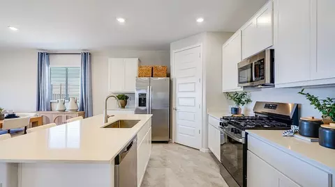 Kitchen - 8766 S Circulo Generoso, Vail, AZ 85641 photo 2 of 7