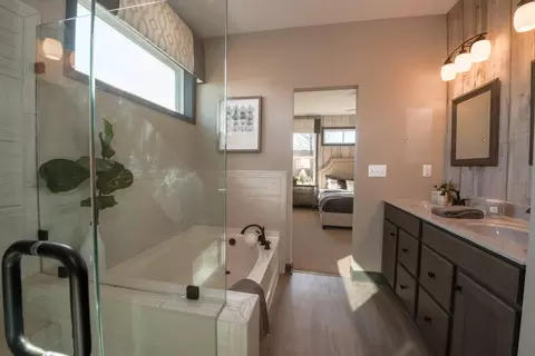 Bath - 175 Westwoods Rd, Wright City, MO 63390 photo 2 of 3