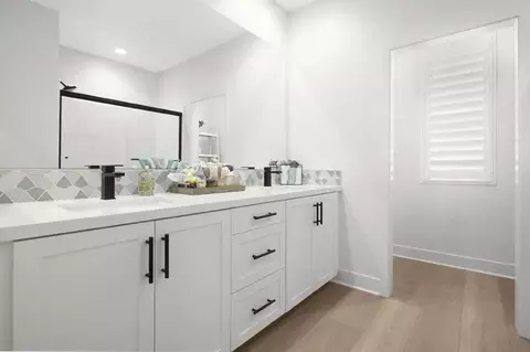 Bath - 6749 Lyric Ave, Lancaster, CA 93536 photo 3 of 5