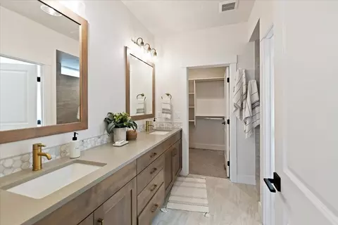 Bath - 320 N Palmer Ln, Eagle, ID 83616 photo 1 of 6