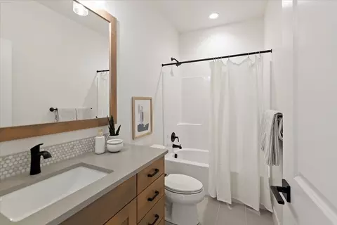 Bath - 320 N Palmer Ln, Eagle, ID 83616 photo 6 of 6