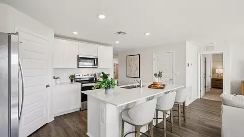 Kitchen - 5530 Savona Dr, Sebring, FL 33872 photo 6 of 8