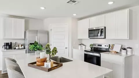 Kitchen - 5530 Savona Dr, Sebring, FL 33872 photo 3 of 8