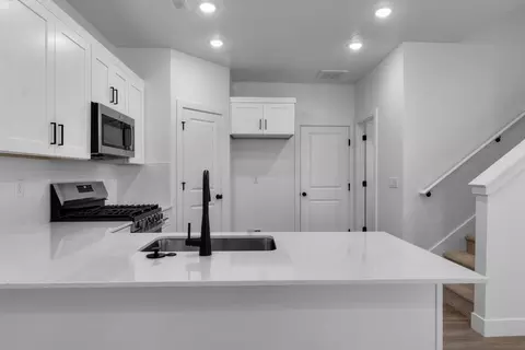 Kitchen - 1076 E Malibu Ln, Washington, UT 84780 photo 1 of 1