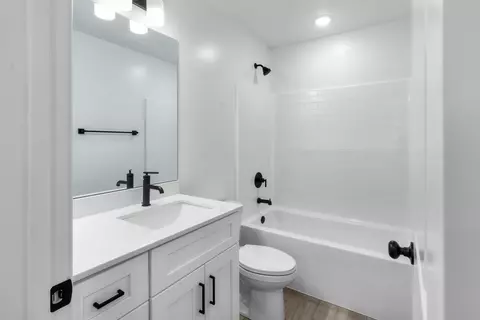 Bath - 1076 E Malibu Ln, Washington, UT 84780 photo 3 of 4