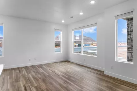 Living - 1076 E Malibu Ln, Washington, UT 84780 photo 1 of 2