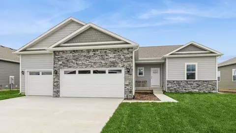 3036 Sweetwater Dr, Des Moines, IA 50320