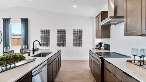 Kitchen - 944 Traverse Dr S, Madera, CA 93636 photo 4 of 8