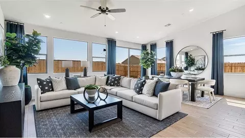 Living - 944 Traverse Dr S, Madera, CA 93636 photo 2 of 3