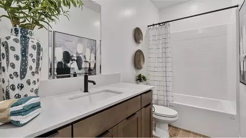 Bath - 944 Traverse Dr S, Madera, CA 93636 photo 4 of 5