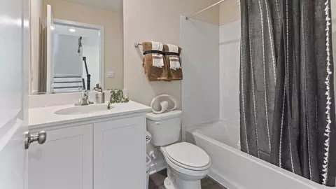 Bath - 15000 Sapmoss Ln, Brandywine, MD 20613 photo 6 of 10