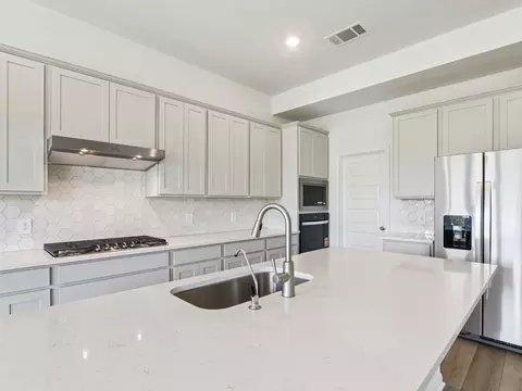 702 Universal Dr, Hutto, TX 78634