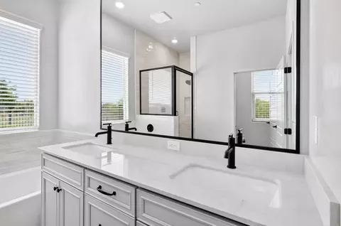 Bath - 1199 Summit Way W, Madera, CA 93636 photo 1 of 5