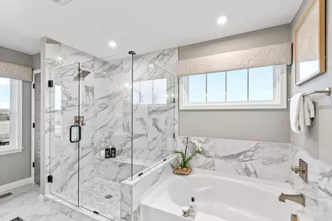 Bath - 3801 Circollo Dr, Covington, KY 41017 photo 2 of 3