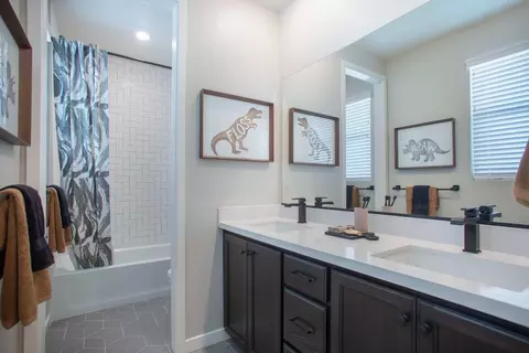 Bath - 2441 Cinnabar Dr, Fairfield, CA 94533 photo 6 of 7