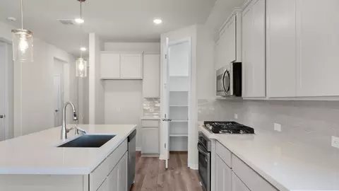 Kitchen - 2719 Echinacea Path, Converse, TX 78109 photo 2 of 7