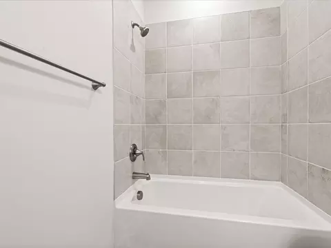 Bath - 117 Kerwin Ct, Greer, SC 29651 photo 2 of 8