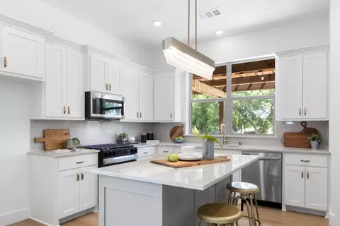 Kitchen - 12612 Audubon Trl, Rowlett, TX 75089 photo 6 of 8