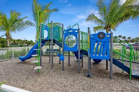 View/Area - 100 Royal Palm Cir, Tequesta, FL 33469 photo 2 of 13