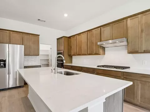 702 Universal Dr, Hutto, TX 78634