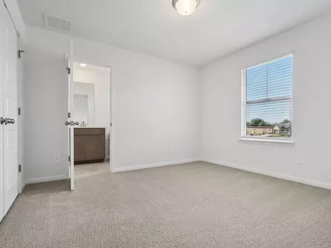 702 Universal Dr, Hutto, TX 78634