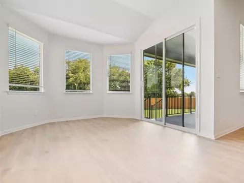 702 Universal Dr, Hutto, TX 78634