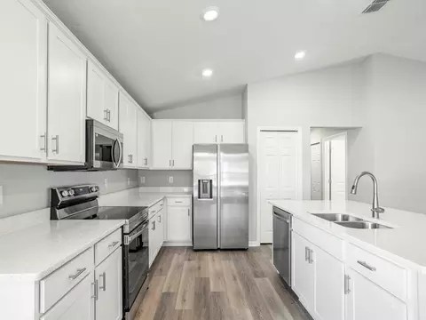 Kitchen - 596 SW 77th Cir, Ocala, FL 34474 photo 3 of 7