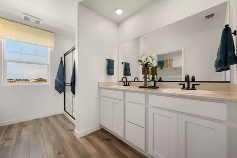Bath - 4033 E Oakridge Ave, Visalia, CA 93292 photo 1 of 2