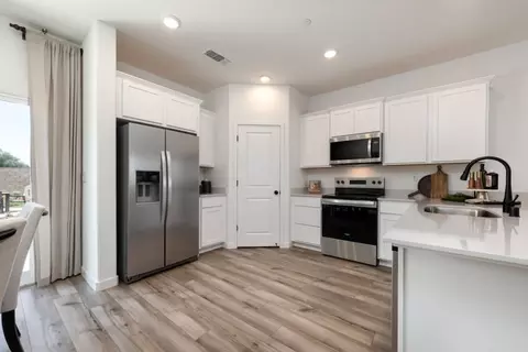 Kitchen - 4033 E Oakridge Ave, Visalia, CA 93292 photo 2 of 2