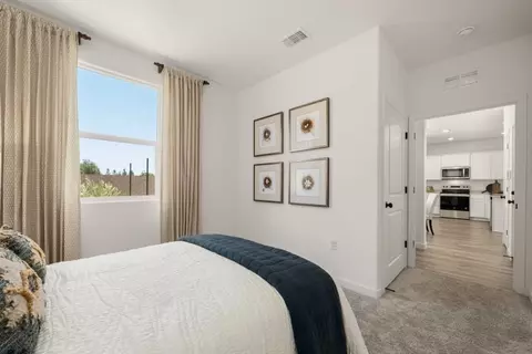 Bedroom - 4033 E Oakridge Ave, Visalia, CA 93292 photo 3 of 4