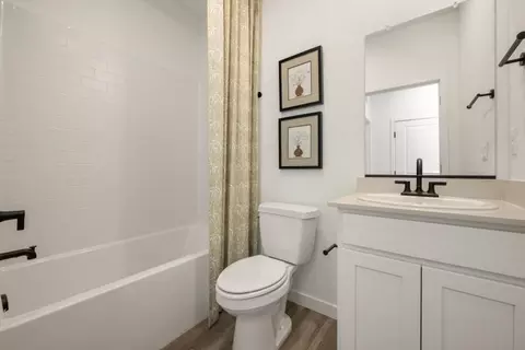 Bath - 4033 E Oakridge Ave, Visalia, CA 93292 photo 2 of 2