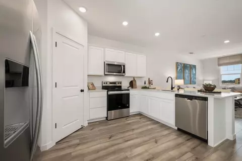 Kitchen - 4033 E Oakridge Ave, Visalia, CA 93292 photo 1 of 2