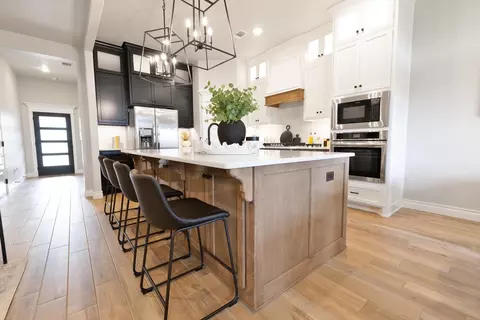 Kitchen - 5601 Junipero Dr, Mustang, OK 73064 photo 5 of 13