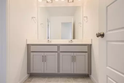 Bath - 3402 N Buchanan Way, Aurora, CO 80019 photo 3 of 4