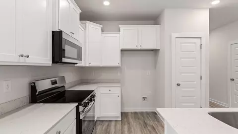 Kitchen - 90 Stern St, Freeport, FL 32439 photo 4 of 6