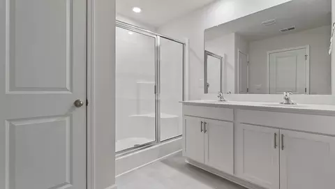 Bath - 4 Oak Edge Ln, Greer, SC 29651 photo 2 of 4