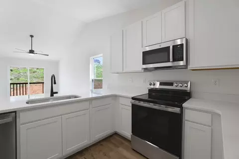 Kitchen - 394 Olympic Dr, Pacific, MO 63069 photo 3 of 4
