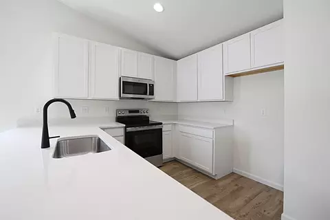 Kitchen - 394 Olympic Dr, Pacific, MO 63069 photo 2 of 4