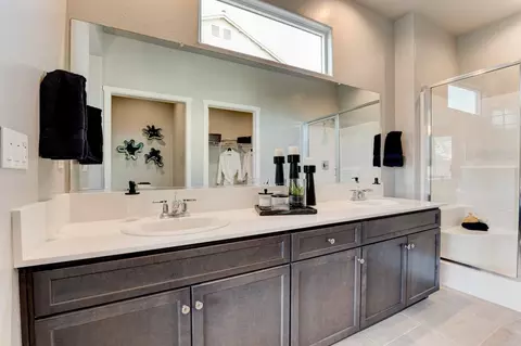 Bath - 785 Peters Rd S, Madera, CA 93636 photo 1 of 2