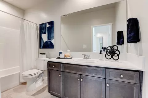 Bath - 785 Peters Rd S, Madera, CA 93636 photo 2 of 2