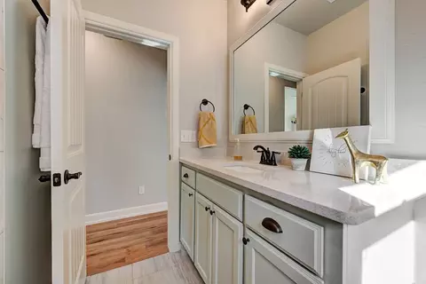 Bath - 7201 E Oakland St, Broken Arrow, OK 74014 photo 2 of 6