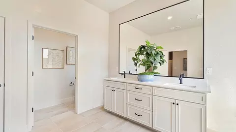 Bath - 8522 Pamplona Ln, Shafter, CA 93263 photo 5 of 6