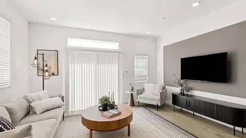 Living - 2011 110th St Se B1, Everett, WA 98208 photo 2 of 3