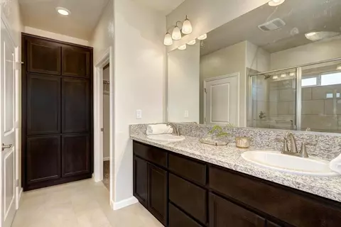 Bath - 1165 Nicklaus Rd, Galt, CA 95632 photo 2 of 5